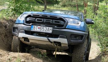 4×4 offroad Ford Ranger Raptor, Nissan Patrol Y61, Jeep XJ – keď Lúčne výjazdy zvlhnú (4K).